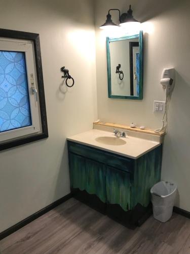 uma casa de banho com um lavatório e um espelho em Fox n Fireweed Cabins em Tok