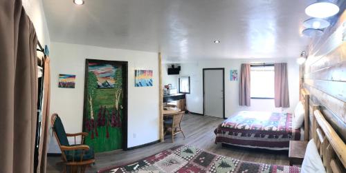 Postel nebo postele na pokoji v ubytování Fox n Fireweed Cabins