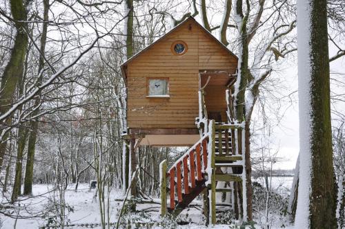 a tree house in the woods in the snow at La Cabane aux Secrets - Au Milieu de Nulle Part in Outines