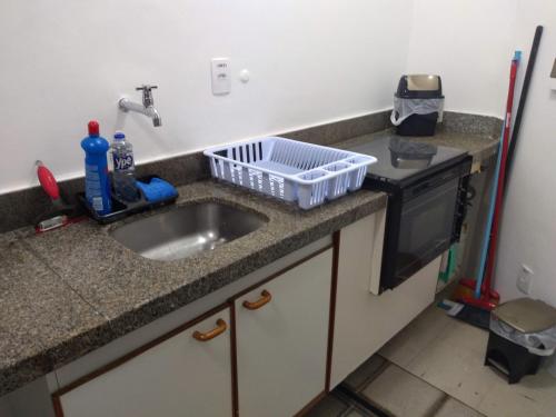 Η κουζίνα ή μικρή κουζίνα στο Golden Flat Beira Mar 1655