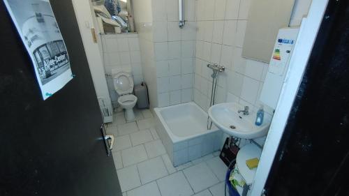 Baño pequeño con aseo y lavamanos en PrivateRoomsAE, en Essen