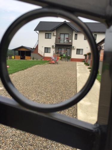 百樂費利克斯的住宿－Pensiunea Gloria，透过后视镜可欣赏到房子的景色