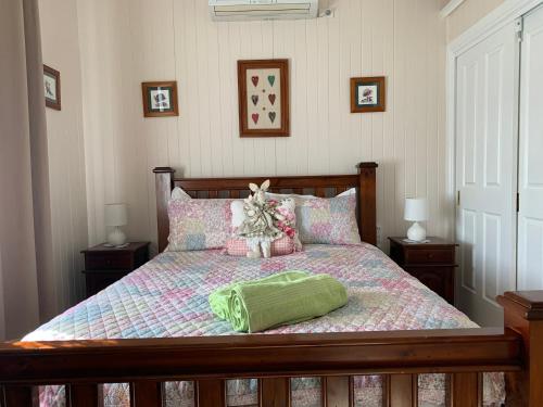 
A bed or beds in a room at Cherry Blossom Cottage

