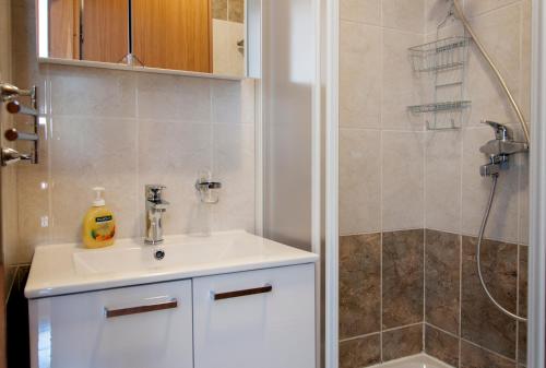 Phòng tắm tại Apartmenthaus Kosirina-Tisno