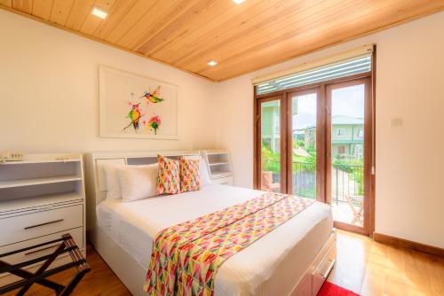 - une chambre avec un lit et une fenêtre dans l'établissement HummingBird Hill Cottage, à Nuwara Eliya