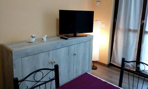 una TV sopra un comò in una stanza di Appartamento Flora a Tremosine Sul Garda