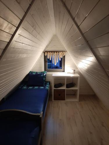 a room with a bed and a window in a tent at domek good vibes A in Gnieżdżewo