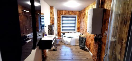 a bathroom with a toilet and a sink and a tub at Apart Oderblick in Neubleyen