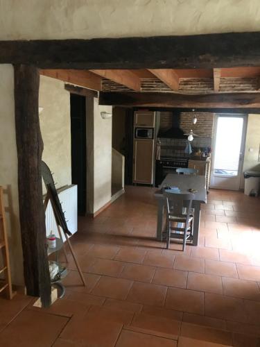 Η κουζίνα ή μικρή κουζίνα στο Ferme restaurée de vacance