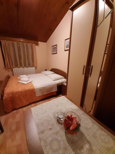 een kamer met 2 bedden en een tafel met een fruitschaal bij Viva Molindrio in Poreč