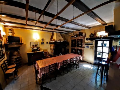 un comedor con mesa y sillas en una habitación en Viva Molindrio, en Poreč