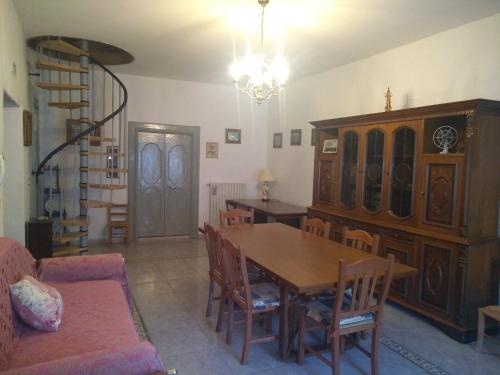 Una sala de estar con una mesa y un comedor. en villagiannina, en Teggiano
