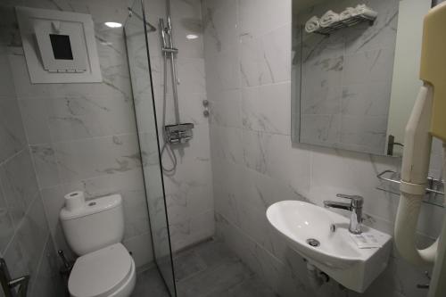 SeaBird Hotel tesisinde bir banyo