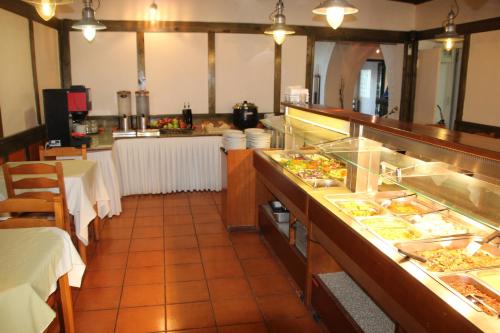 ein Buffet mit vielen verschiedenen Speisen in der Unterkunft SeaBird Hotel in Moraḯtika