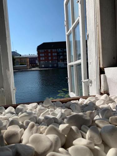 an open window with a view of a body of water at Stugan med Bryggan i Gamla Staden in Eskilstuna