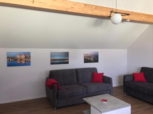 a living room with two couches and a table at Ferienwohnung „Zum Leuchtturm“ in Großdubrau
