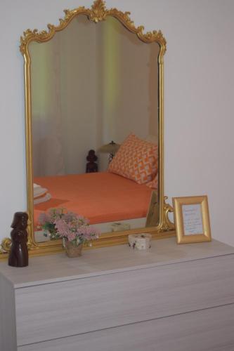布斯托阿西齊奧的住宿－Al Salice tranquillità nel verde Via Amendola 24，一间卧室配有一张带镜子的睡床,位于地 ⁇ 上