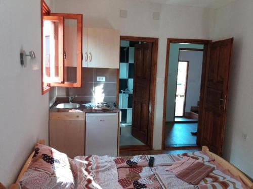 - une cuisine avec un lit dans une chambre dans l'établissement Guest House Vukicevic, à Žabljak