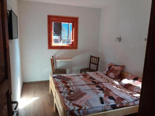 - une chambre avec un lit et une fenêtre dans l'établissement Guest House Vukicevic, à Žabljak