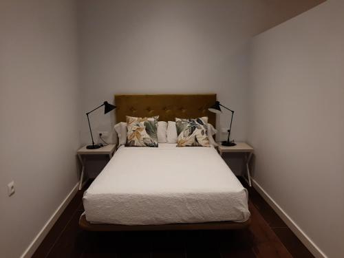 En eller flere senge i et værelse på Alquiler Aptos en Santander (Centro)