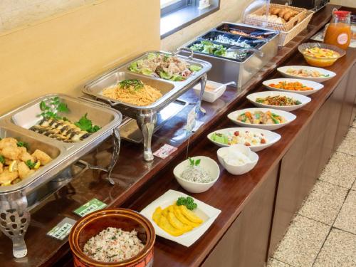 una línea de buffet con muchos tipos diferentes de comida en Kuretake-INN HAMANAKO, en Kosai