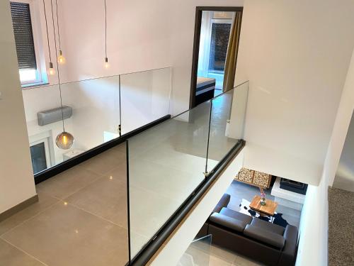 una imagen de una escalera de cristal en una casa en Villa Dunja, en Medulin