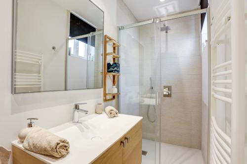 une salle de bain avec un lavabo et une douche dans l'établissement Lou C -CHARMANT APT, CLIM, WIFI, REFAIT A NEUF, 6PERS, à Nice