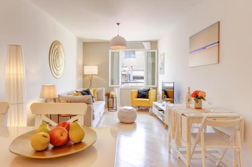 - un salon avec une assiette de fruits sur une table dans l'établissement Lou C -CHARMANT APT, CLIM, WIFI, REFAIT A NEUF, 6PERS, à Nice