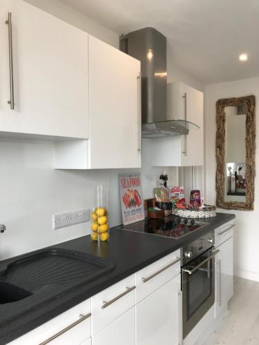 Dapur atau dapur kecil di Ocean Drive Boutique Apartment continental Breakfast & Tray