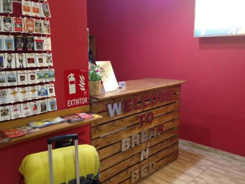 una tienda con un cartel de bienvenida a Birmingham en un mostrador en Break N Bed, en Barcelona