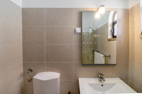 クアルテイラにあるApartamentos Pintoのバスルーム(洗面台、トイレ、鏡付)