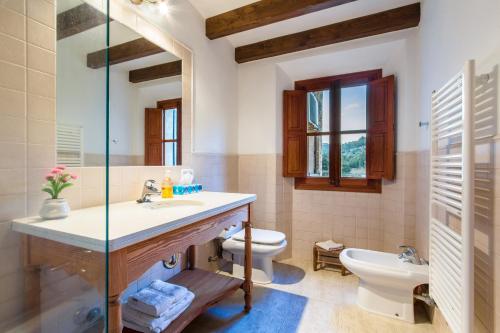 ein Badezimmer mit Waschbecken und Toilette in der Unterkunft Villa La Rafal By homevillas360 in Pollença