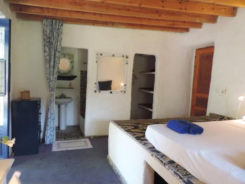Кровать или кровати в номере Exclusive apartment in Ecovilla on the beach