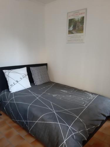 1 dormitorio con 1 cama con edredón negro en Studio Barbel, en Honfleur