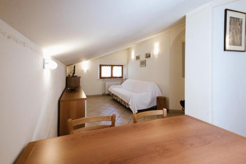 um quarto com uma cama, uma mesa e cadeiras em Casa GINESTRA a Bagno Vignoni em Bagno Vignoni
