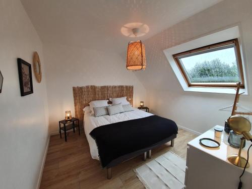 Llit o llits en una habitació de Gîte Ty Rosanès proche de la mer