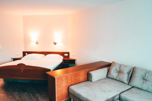 Ein Bett oder Betten in einem Zimmer der Unterkunft Hotel Lorösch