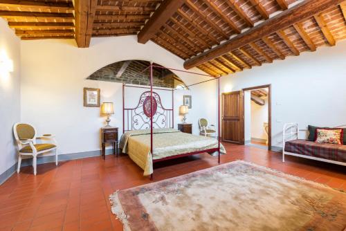 1 dormitorio con 1 cama y 1 sofá en Nella Torre del Poschi Penthouse with Roof Terrace, en Pisa