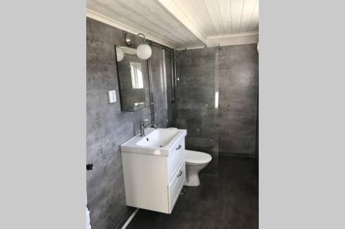 Koupelna v ubytování Holiday home in Småland