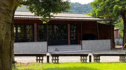 dos bancos sentados frente a un edificio en Hinoki House, en Dongshan
