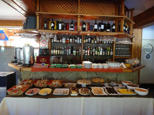 un buffet di cibi e bevande su un tavolo di Hotel Punta Condor a San Carlos de Bariloche