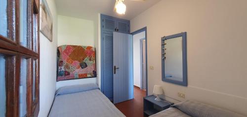 En eller flere senger på et rom på Apartamento en Playa Son Bou