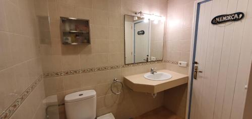 Ένα μπάνιο στο Apartamento en Playa Son Bou