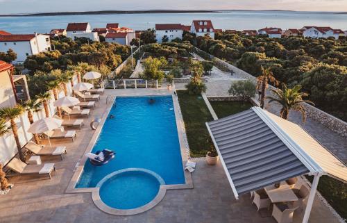 
Ein Blick auf den Pool von der Unterkunft Luxury Apartments White Villa Violeta oder aus der Nähe
