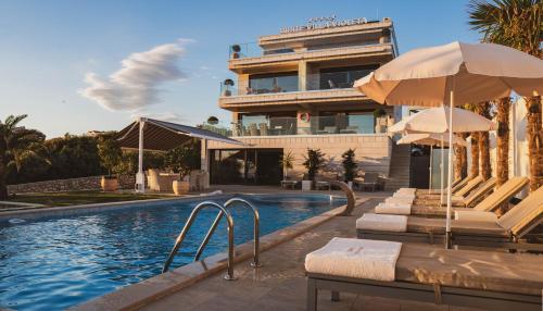 een hotel met een zwembad en een gebouw bij Luxury Apartments White Villa Violeta in Mandre