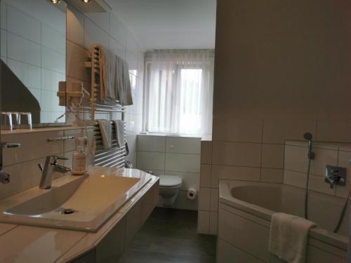 Ванная комната в Wittelsbacher Hof