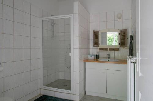 a bathroom with a shower and a sink at Knus tuin-appartement vlakbij Nijmegen voor 2 personen in Molenhoek