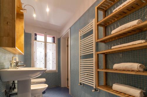 łazienka z umywalką i toaletą w obiekcie Veneziacentopercento Campaniel Apartment w Wenecji