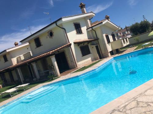 une grande piscine en face d'une maison dans l'établissement Luxury b&b, à Anzio