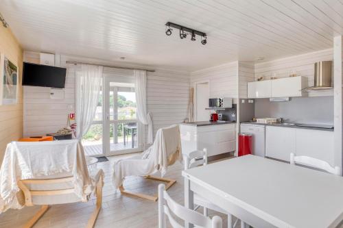 - une cuisine et une salle à manger avec une table et des chaises dans l'établissement Domaine Mélusine - à 2km du Puy duFou !, aux Épesses